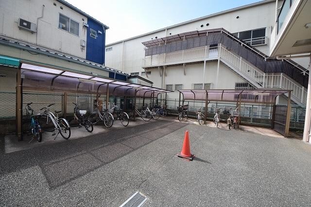 物件内観写真7　(★ルーフ付きの駐輪場です★)