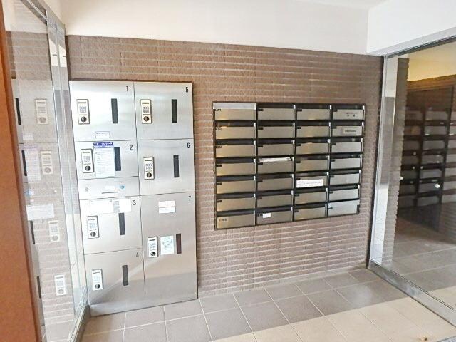 物件内観写真6　(宅配ボックス＆メールボックス)