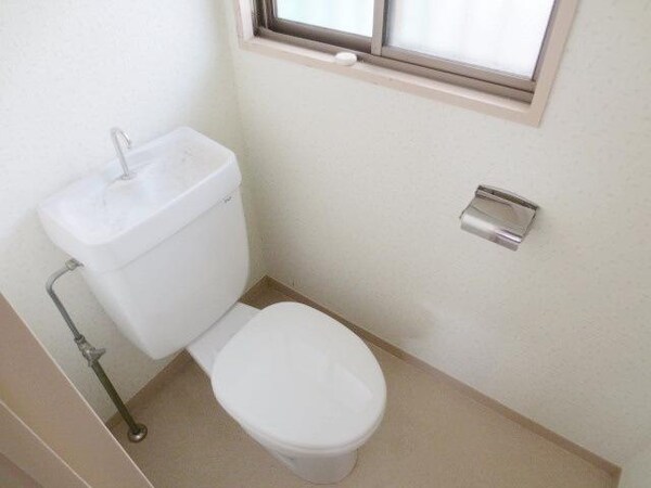 トイレ(★お手洗いにも小窓が付いています★)