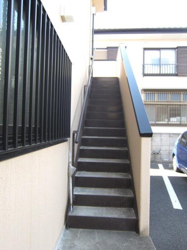 エントランス(★二階へあがる階段です★)
