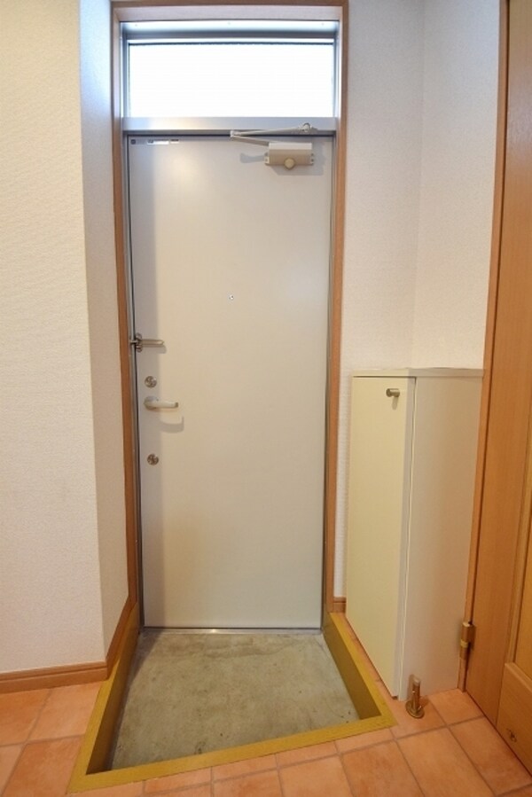 玄関(★シューズボックス付きの玄関です★)