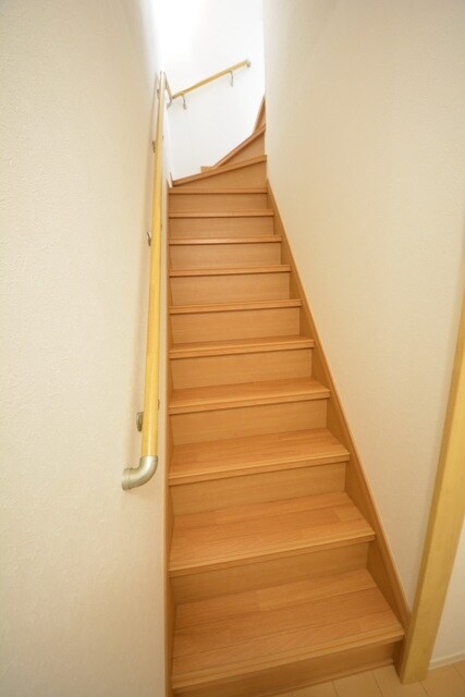 物件内観写真6　(階段)