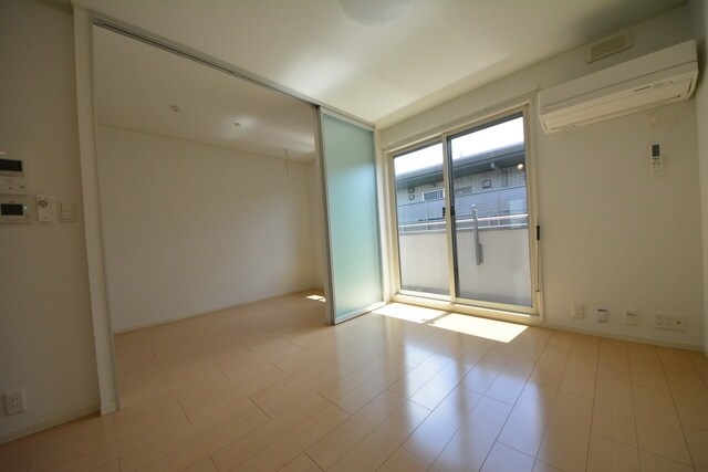 物件内観写真2　(リビング)