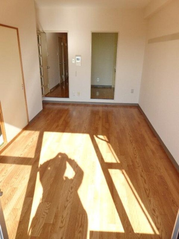 寝室(日当たり良好のリビングです)