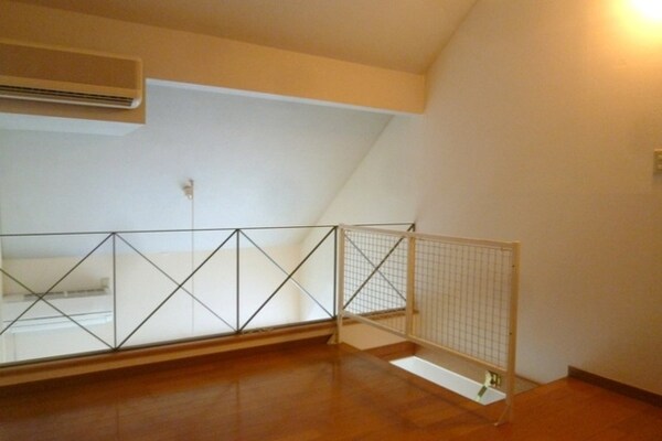 寝室(★エアコン付・天井も立てれる高さがございます★)