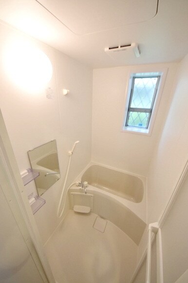 物件内観写真4　(★お風呂に窓あり★)