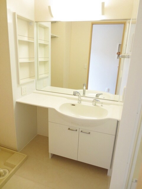 物件内観写真14　(★女性に人気のシャワー付き大型鏡面化粧台★)