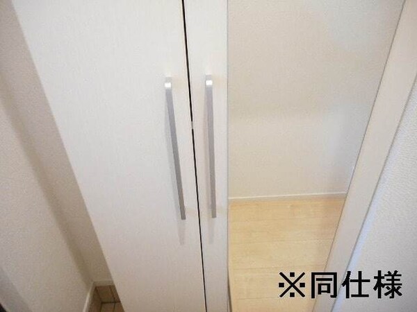 設備(シューズＢＯＸの合わせ鏡)
