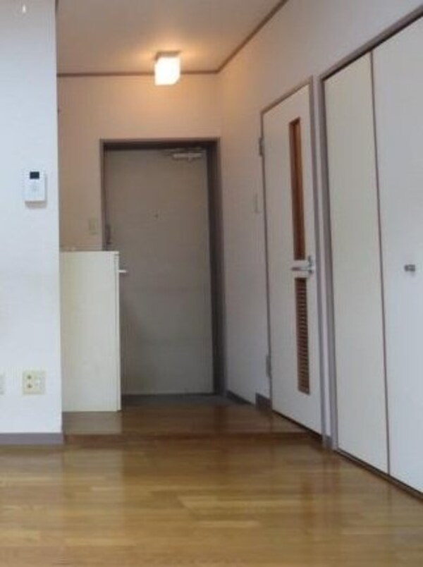 玄関(★南向きで明るいフローリングのお部屋★)
