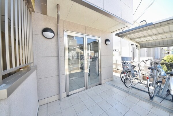 エントランス(タウンハウジング仙川店まで)
