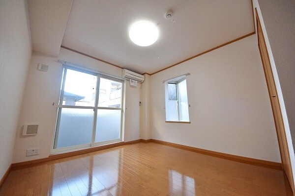 リビング・居室(★7帖の洋室・角部屋二面採光・きれいなフローリングのお部屋…)