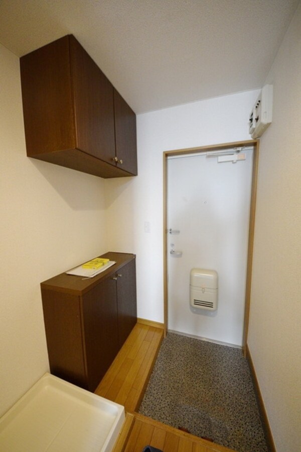玄関(★下駄箱完備の玄関★)