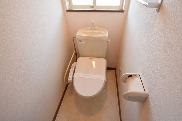 トイレ(★窓付きで換気のしやすいトイレです★)