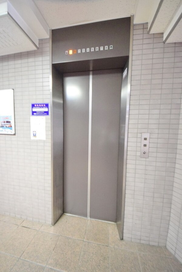 共有部分(♪上へはエレベーターでどうぞ♪)
