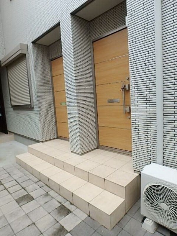 エントランス(お問い合わせはタウンハウジングまで)