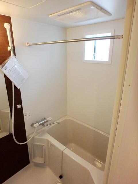 物件内観写真12　(★小窓のあるお風呂場★)