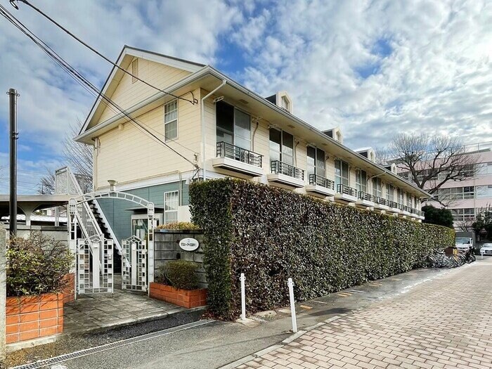 物件外観写真1　(１階でも安心の居室前スペース)