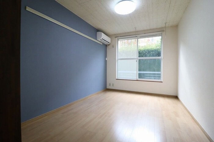 物件内観写真2　(★大きな窓と開放的な居室★)