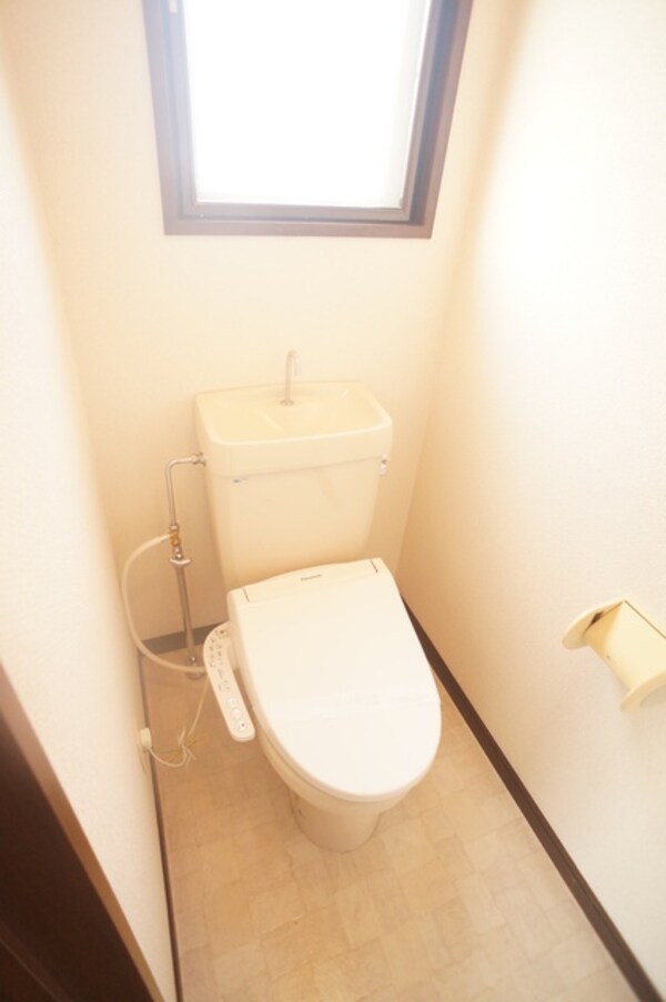トイレ(トイレスペースにも窓があるので、換気バッチリです☆)