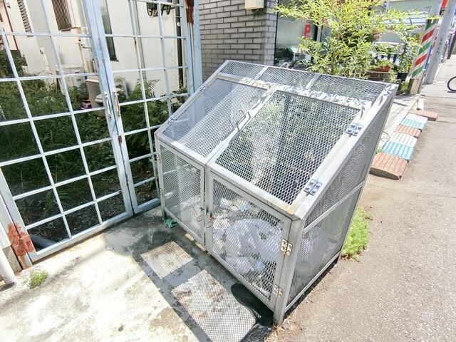 物件内観写真7　(敷地内ゴミ置き場)
