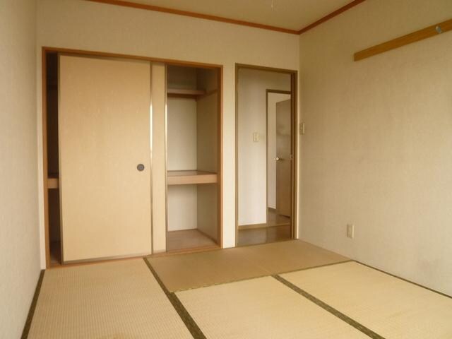 物件内観写真7　(和室にも収納♪)