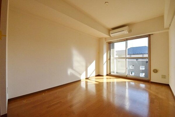 リビング・居室(★７．６帖の洋室・きれいなフローリングのお部屋です★)