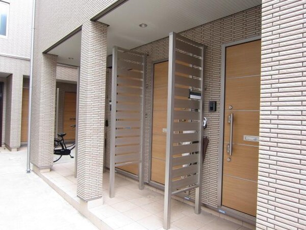 エントランス(お問合せはタウンハウジングまで)