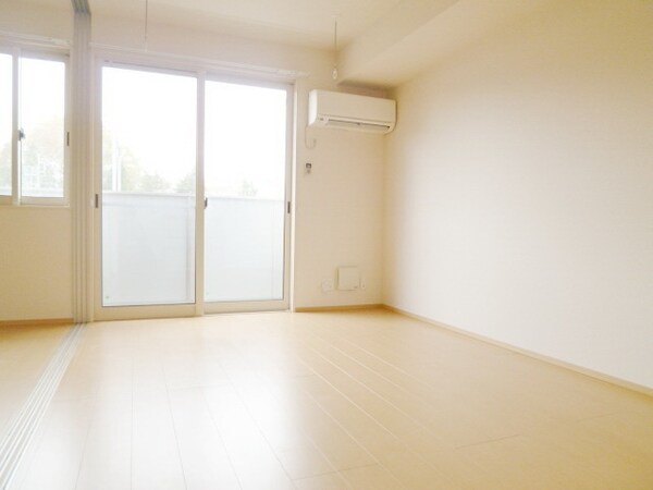 設備(★リビングにエアコン・室内物干し完備★)