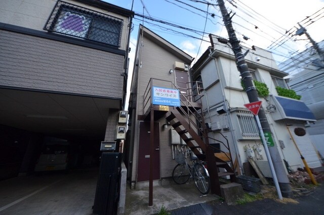 物件外観写真1　(外観・共用部分)