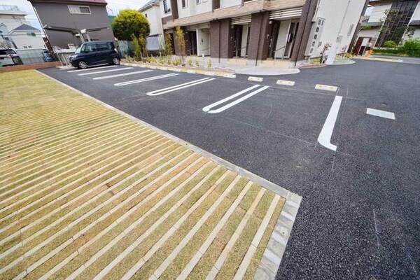 駐車場(タウンハウジング府中店まで)