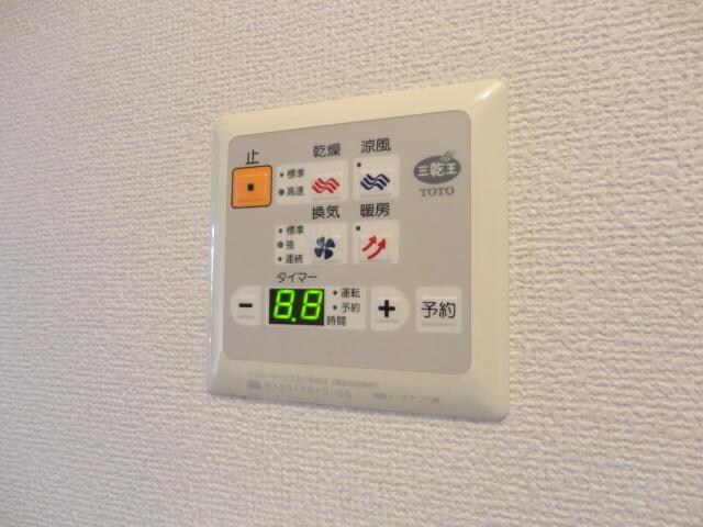 物件内観写真10　(便利な浴室乾燥機です)