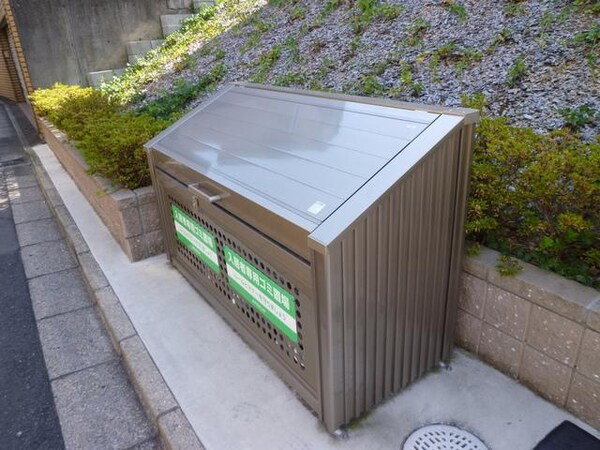 エントランス(ゴミ捨て場)