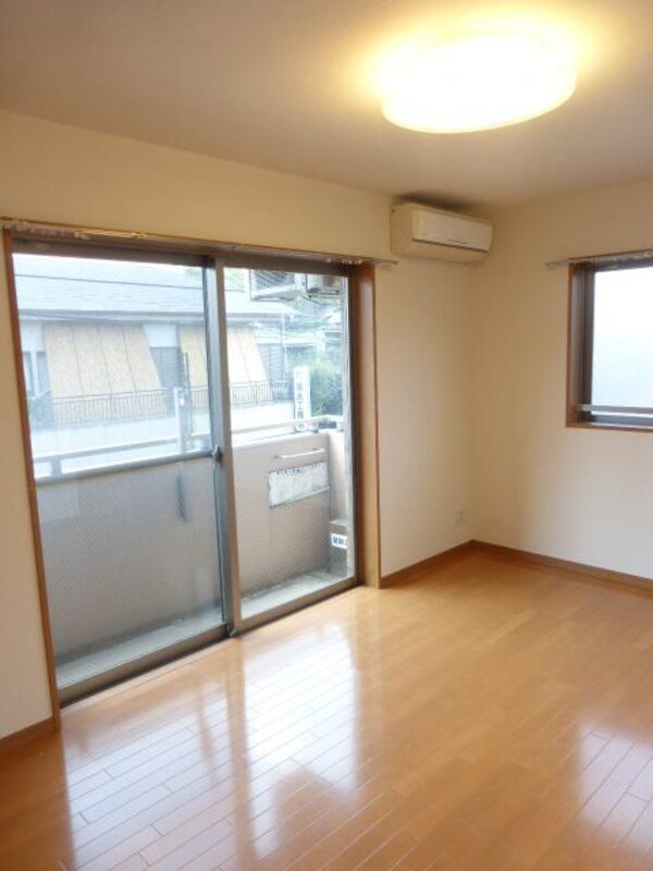 リビング・居室(★角部屋2面採光の明るいお部屋です★)