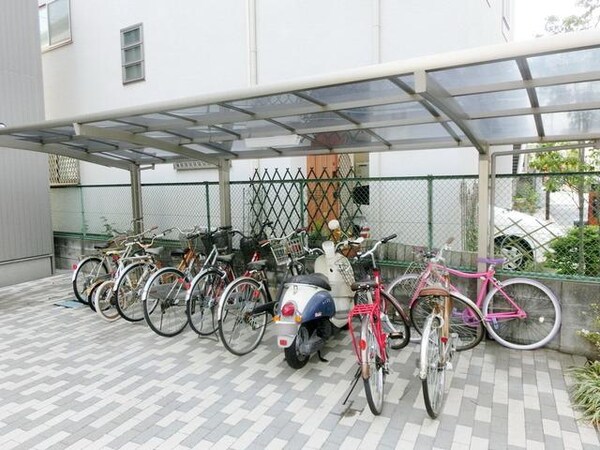 エントランス(★屋根付駐輪場スペースです★)