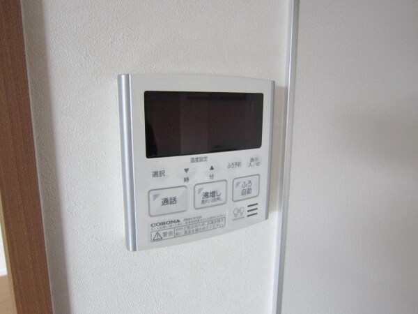 その他(★キッチン横の給湯器パネルです★)