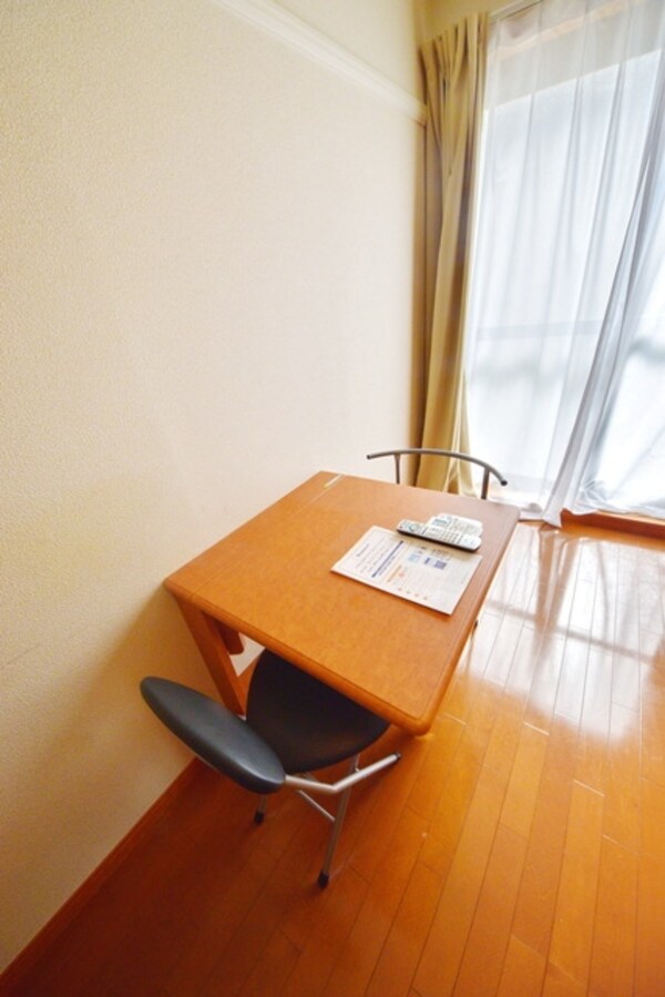 その他(★勉強や食事に使えそうな机ですね★)