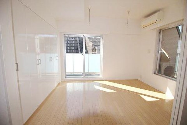 リビング・居室(★南西角部屋・二面採光で日当たりがよく気持ちいいお部屋です★)