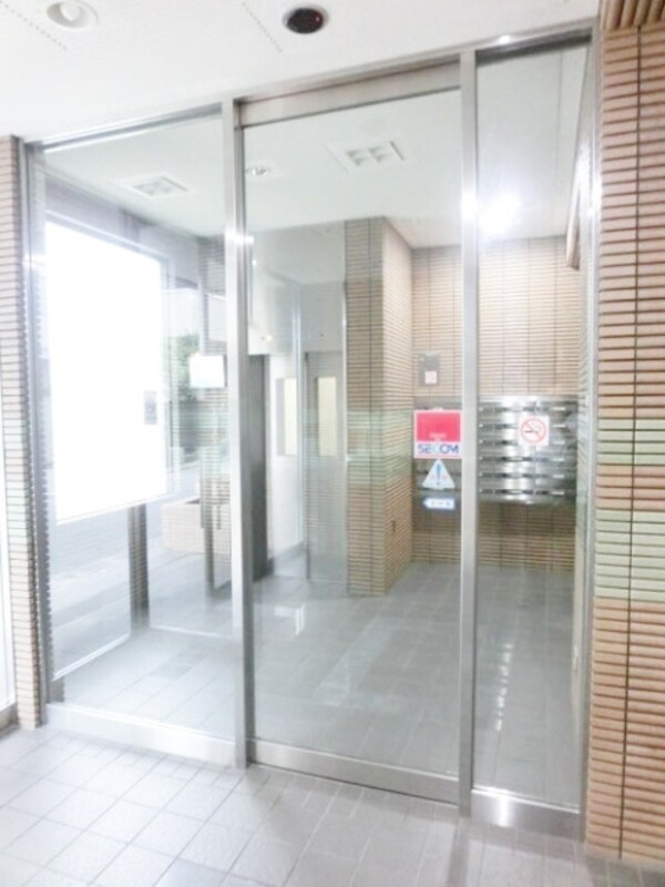 共有部分(オートロック完備)
