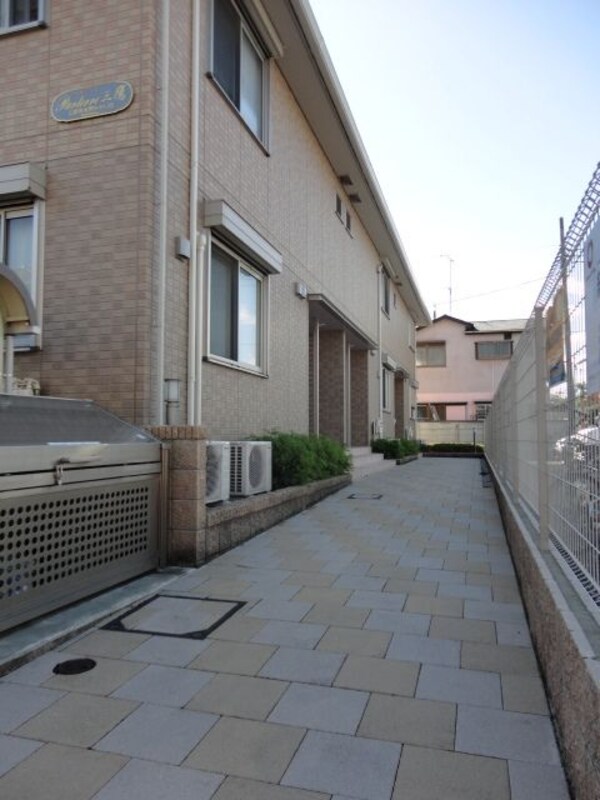 エントランス(雰囲気の良い敷地)