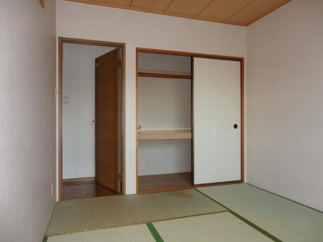 物件内観写真5　(収納も充実)