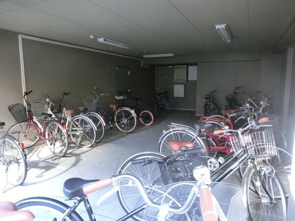 共有部分(屋根付きの駐輪場)