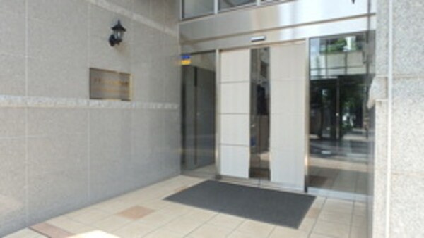 エントランス(内見の予約先は【タウンハウジング中野店】です★)