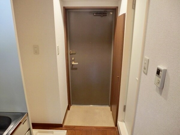 玄関(※写真は別号室です)