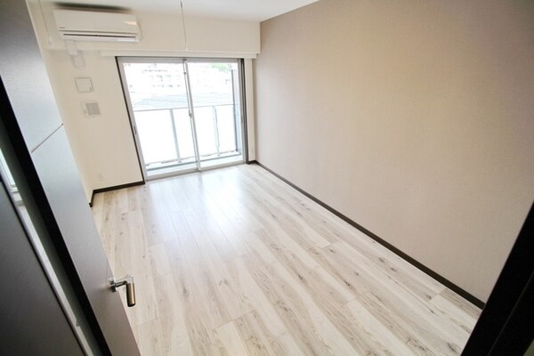 リビング・居室(★白いフローリングが明るい印象を与えるお部屋です★)