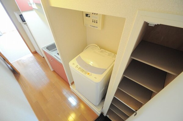 玄関(仕様・設備は現況と異なる場合があります（現況優先）)