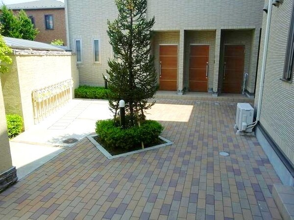 エントランス(★お洒落な中庭です★)