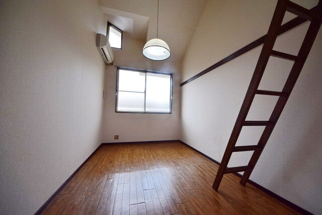 物件内観写真11　(～天井が高いんですよ～)