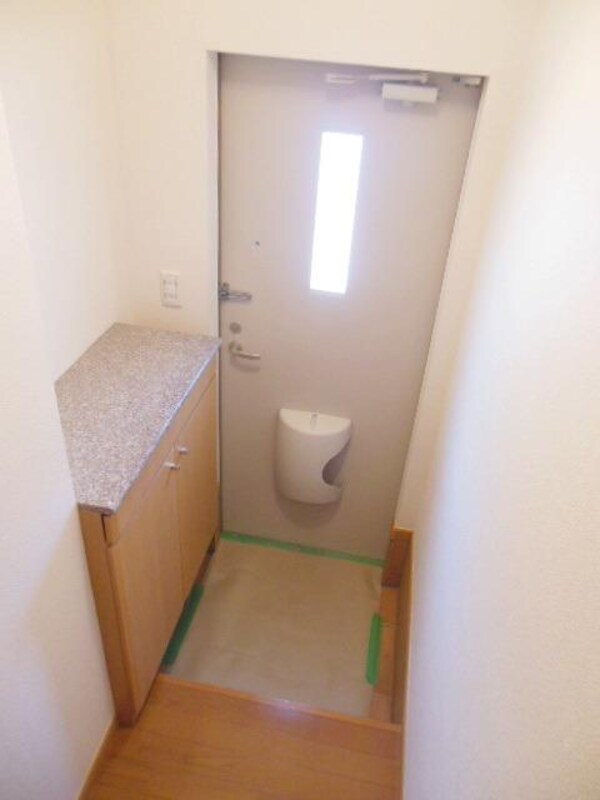 玄関(玄関は１階、階段を上がっていくとお部屋がありますよ♪)