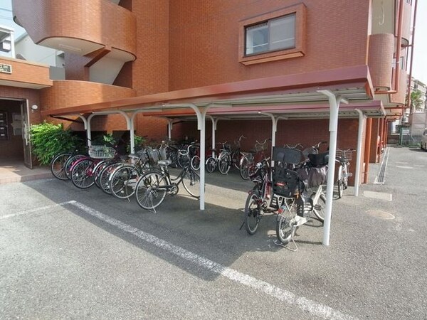 共有部分(駐輪場に屋根あります♪)