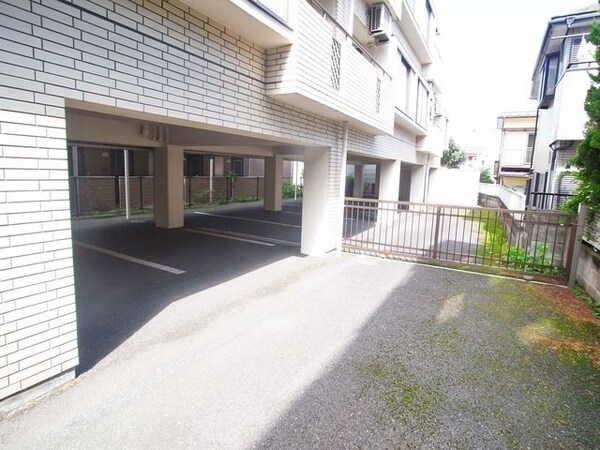 駐車場(♪敷地駐車場♪)